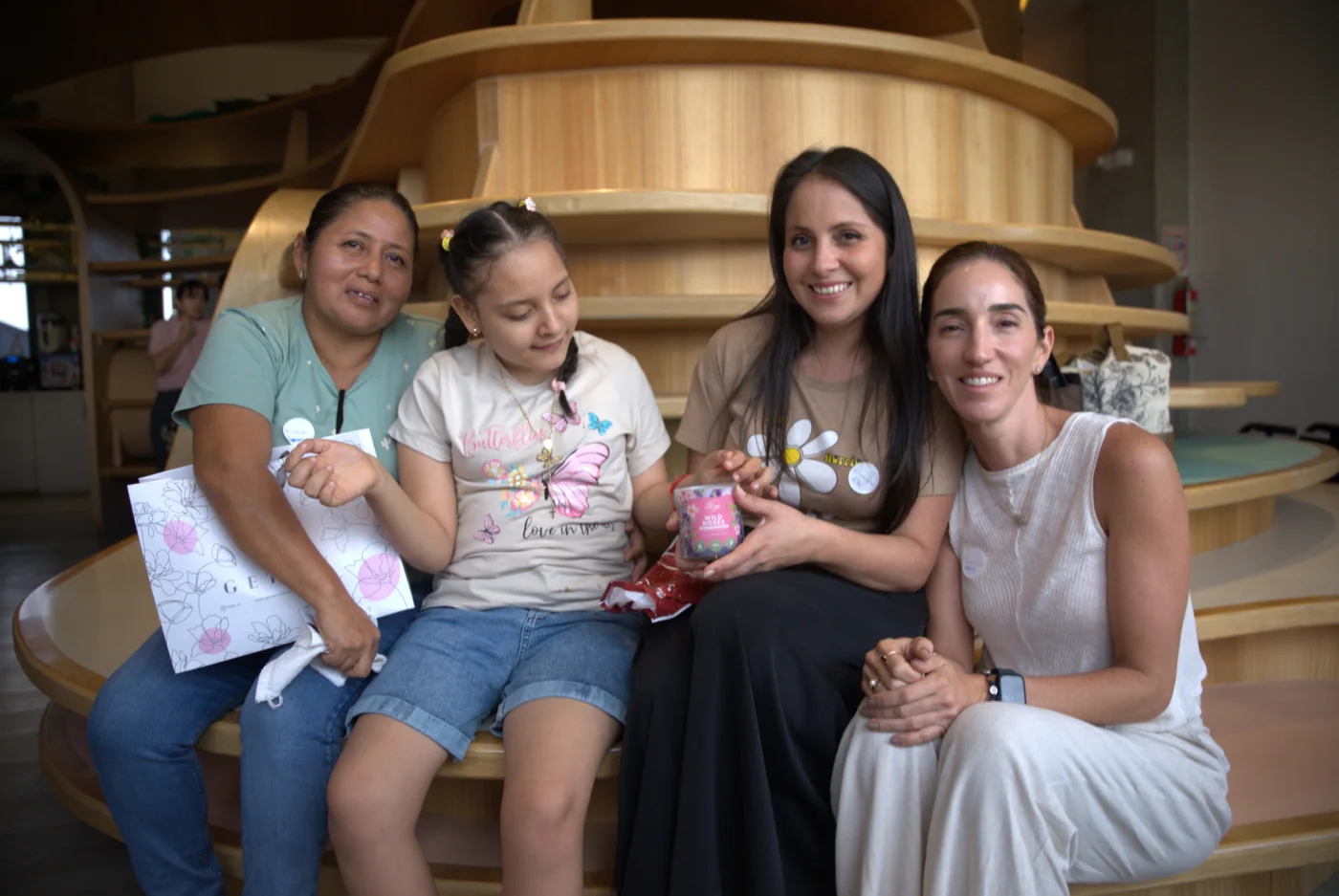 Una madre abrazando a su hija