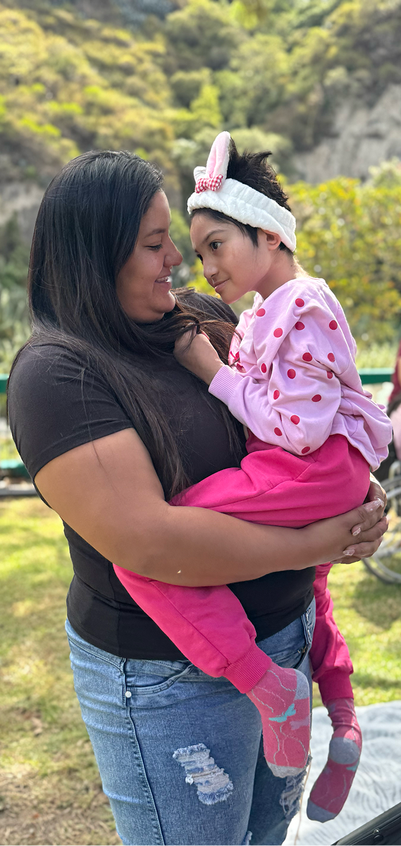 Una madre y su hija compartiendo un momento juntas